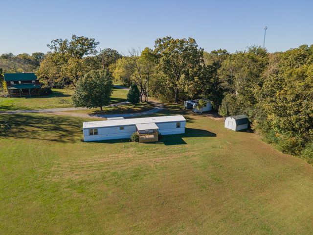 990 Community Rd, Nunnelly, TN 37137