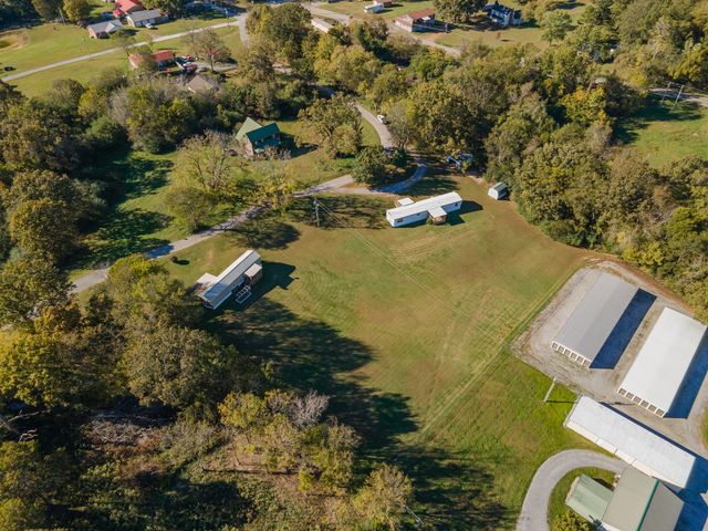 990 Community Rd, Nunnelly, TN 37137