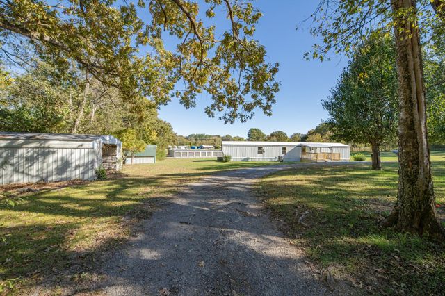 990 Community Rd, Nunnelly, TN 37137