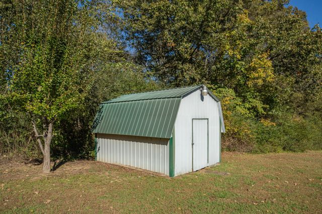990 Community Rd, Nunnelly, TN 37137
