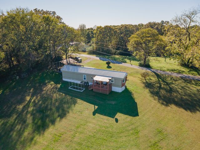 990 Community Rd, Nunnelly, TN 37137