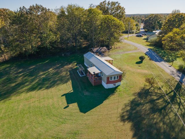 990 Community Rd, Nunnelly, TN 37137