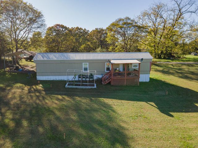 990 Community Rd, Nunnelly, TN 37137