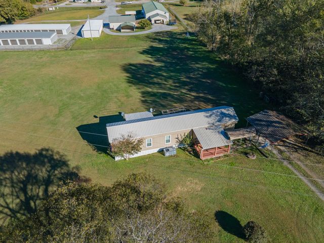 990 Community Rd, Nunnelly, TN 37137