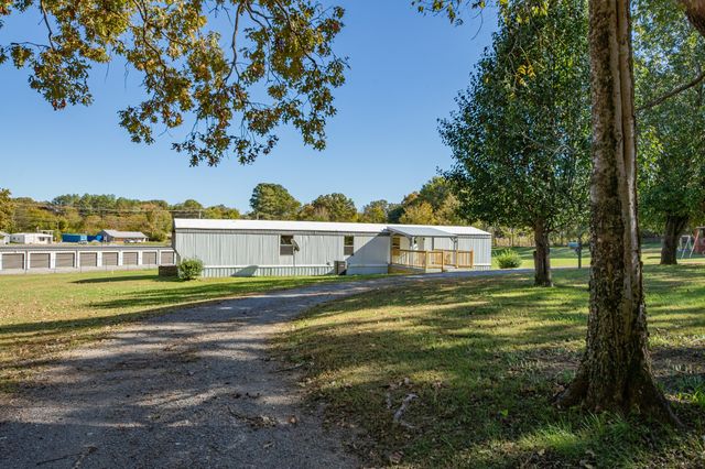 990 Community Rd, Nunnelly, TN 37137
