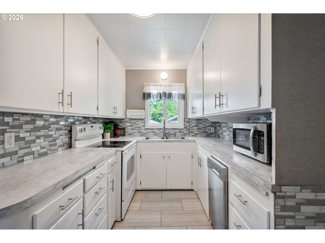 111 APPLEMAN Dr, Castle Rock, WA 98611
