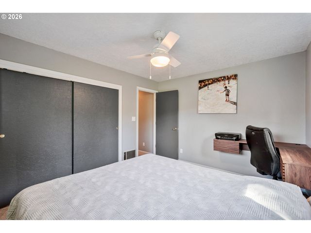 111 APPLEMAN Dr, Castle Rock, WA 98611