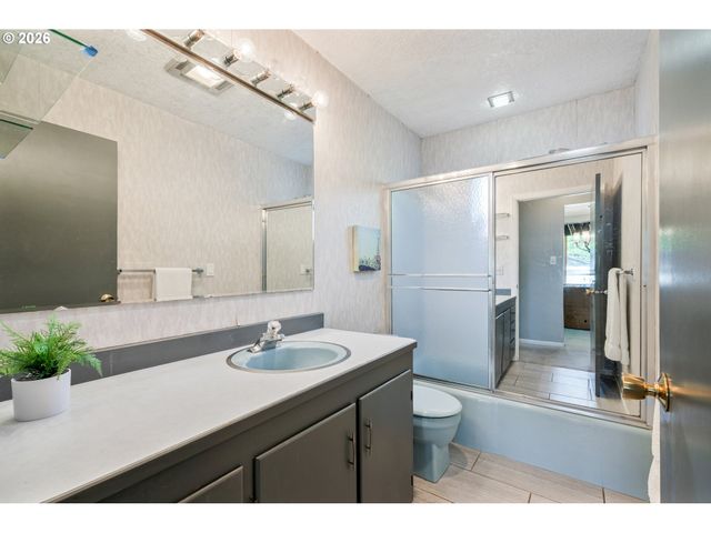 111 APPLEMAN Dr, Castle Rock, WA 98611