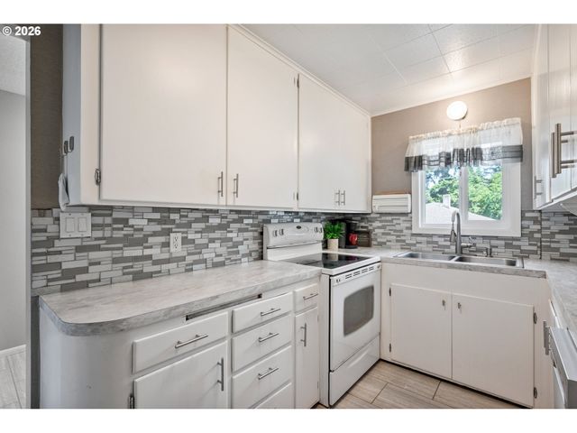 111 APPLEMAN Dr, Castle Rock, WA 98611