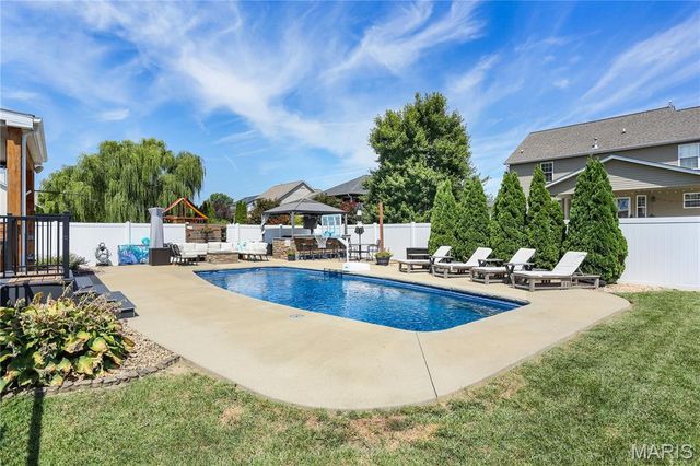 215 Ashford Drive, Glen Carbon, IL 62034