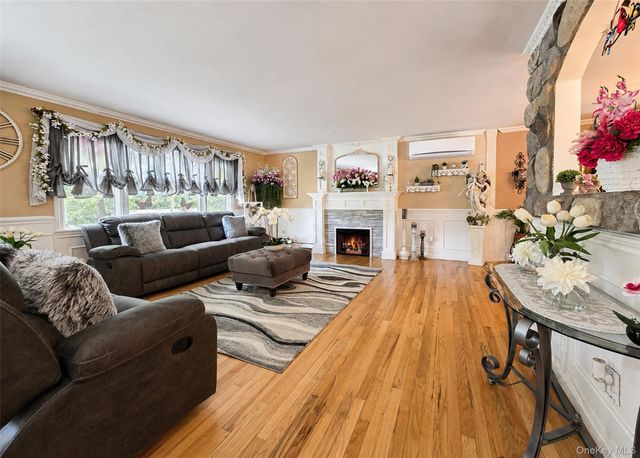 5 Avenue B, Holbrook, NY 11741