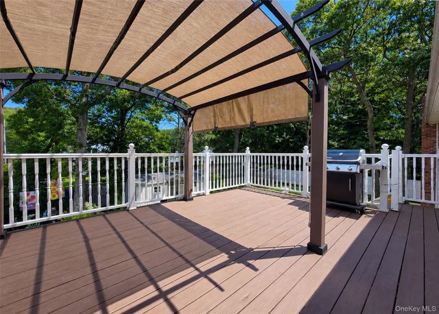 5 Avenue B, Holbrook, NY 11741