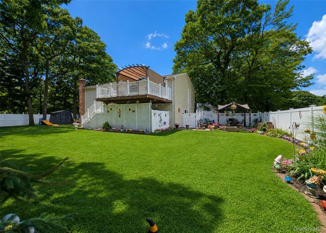 5 Avenue B, Holbrook, NY 11741