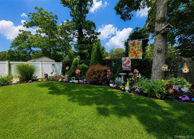 5 Avenue B, Holbrook, NY 11741