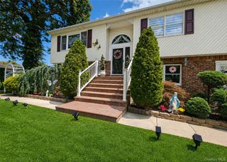 5 Avenue B, Holbrook, NY 11741