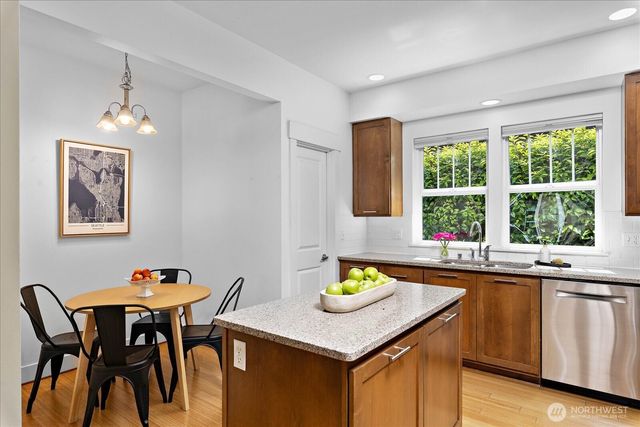5925 31st Avenue SW, Seattle, WA 98126