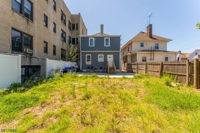 327 Cherry St, Elizabeth City, NJ 07208