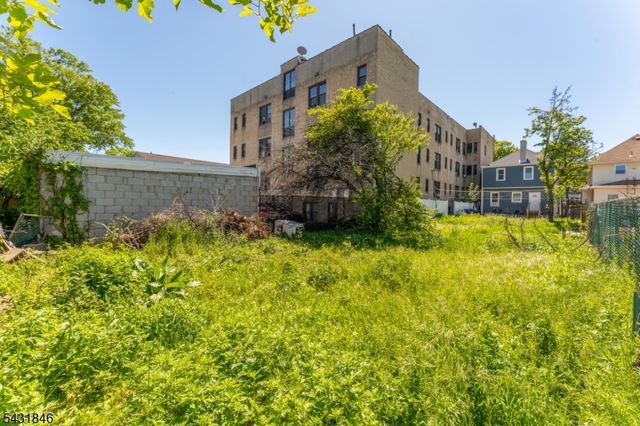 327 Cherry St, Elizabeth City, NJ 07208
