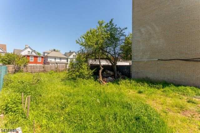 327 Cherry St, Elizabeth City, NJ 07208