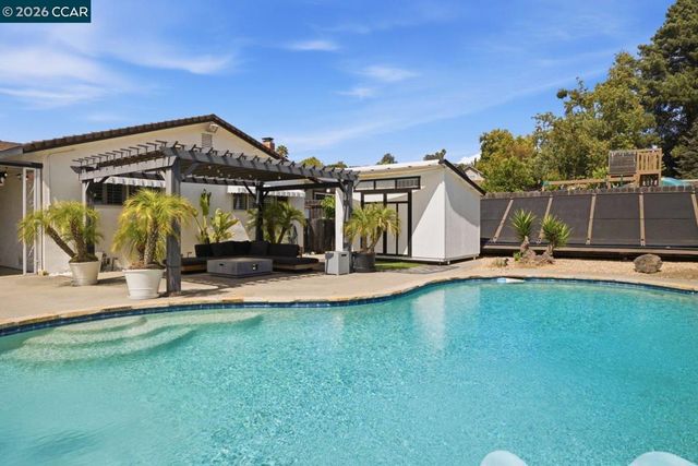 824 Coral Dr, Rodeo, CA 94572