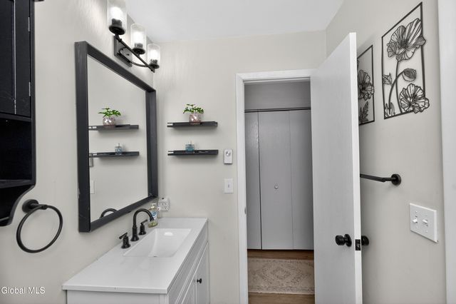 7 Cromwell Drive, Halfmoon, NY 12065