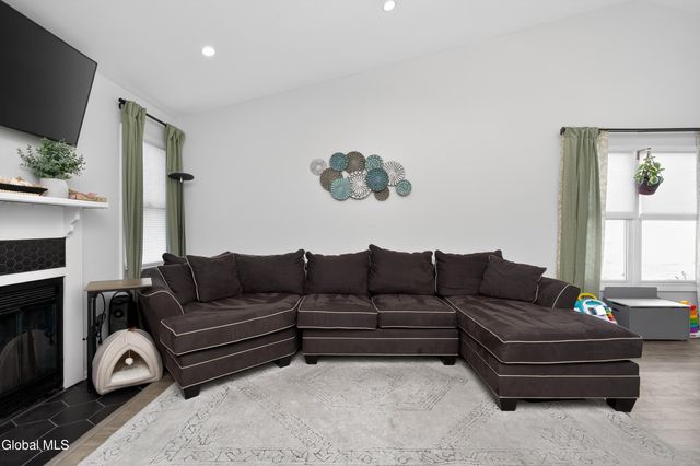 7 Cromwell Drive, Halfmoon, NY 12065