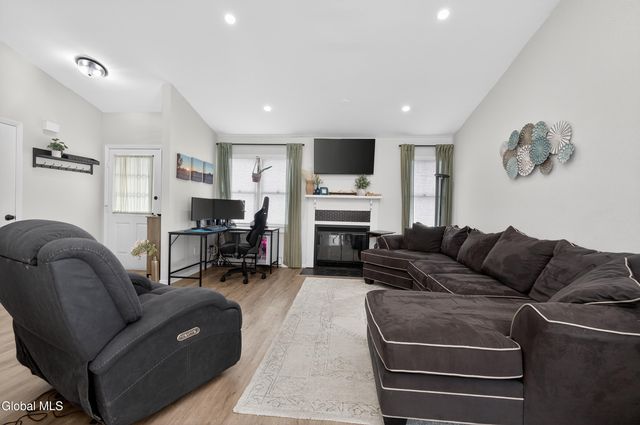 7 Cromwell Drive, Halfmoon, NY 12065