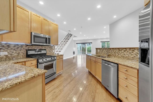912 W Chicago Avenue 403, Chicago, IL 60642
