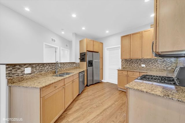 912 W Chicago Avenue 403, Chicago, IL 60642