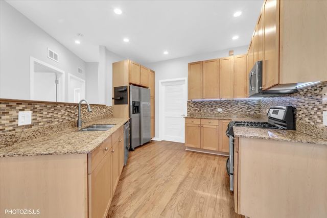 912 W Chicago Avenue 403, Chicago, IL 60642