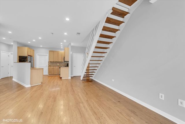 912 W Chicago Avenue 403, Chicago, IL 60642