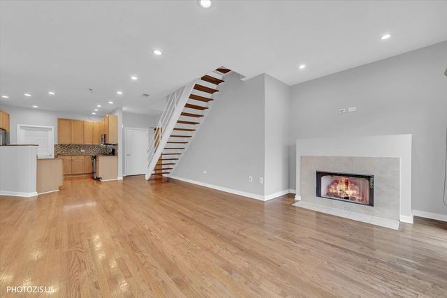 912 W Chicago Avenue 403, Chicago, IL 60642