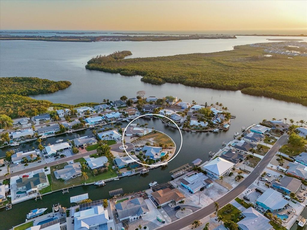 Image 3 of property listing at 10412 KINGFISHER ROAD W, Bradenton, FL 34209