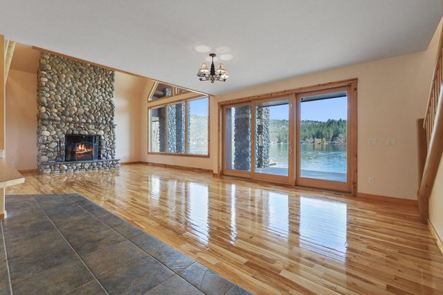 23612 N Westlake Dr, Nine Mile Falls, WA 99026