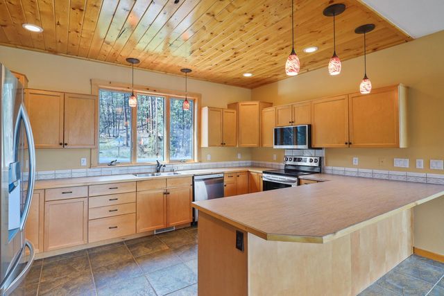 23612 N Westlake Dr, Nine Mile Falls, WA 99026