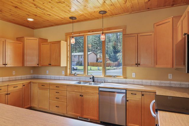 23612 N Westlake Dr, Nine Mile Falls, WA 99026