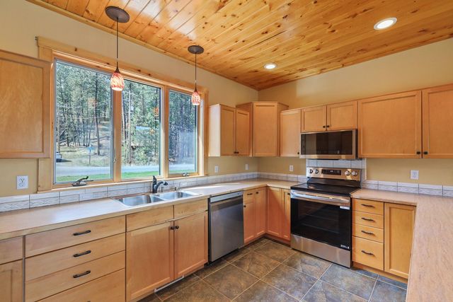 23612 N Westlake Dr, Nine Mile Falls, WA 99026