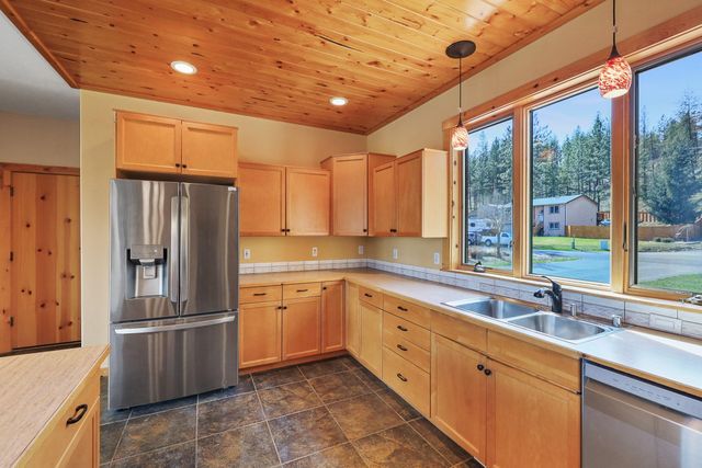 23612 N Westlake Dr, Nine Mile Falls, WA 99026