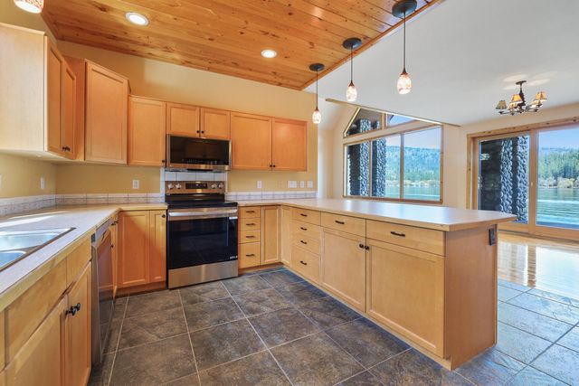 23612 N Westlake Dr, Nine Mile Falls, WA 99026