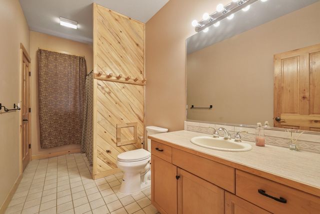 23612 N Westlake Dr, Nine Mile Falls, WA 99026
