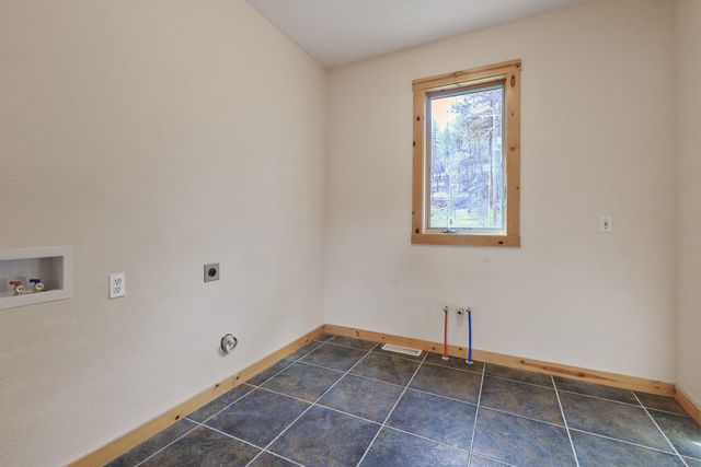 23612 N Westlake Dr, Nine Mile Falls, WA 99026