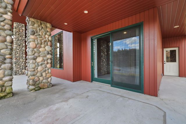 23612 N Westlake Dr, Nine Mile Falls, WA 99026