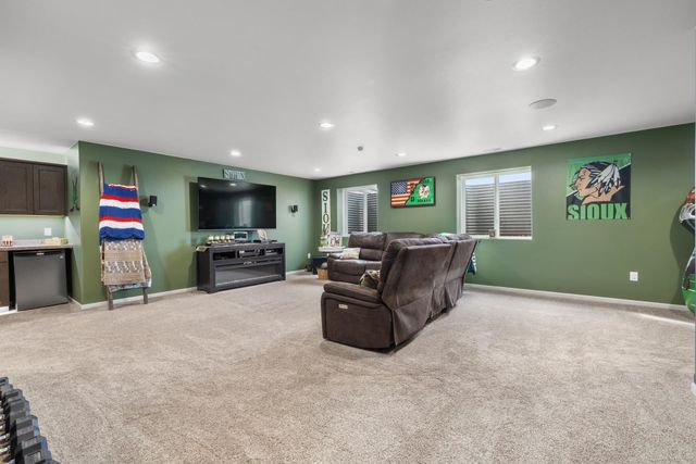 38 Harmony Blvd, Surrey, ND 58785