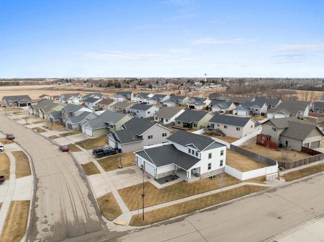 38 Harmony Blvd, Surrey, ND 58785