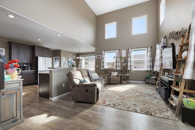 38 Harmony Blvd, Surrey, ND 58785