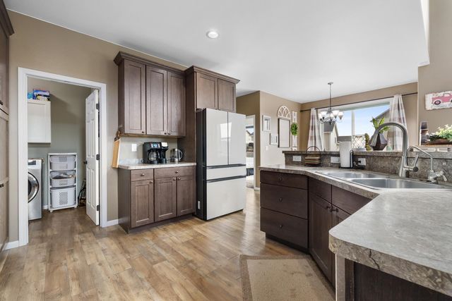 38 Harmony Blvd, Surrey, ND 58785