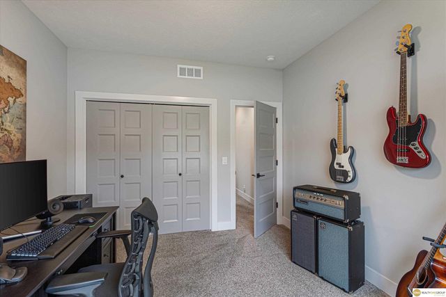 10105 S 98th Street, Papillion, NE 68046