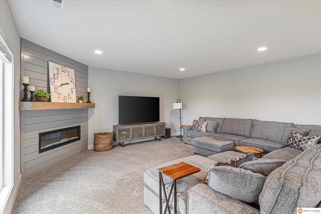 10105 S 98th Street, Papillion, NE 68046