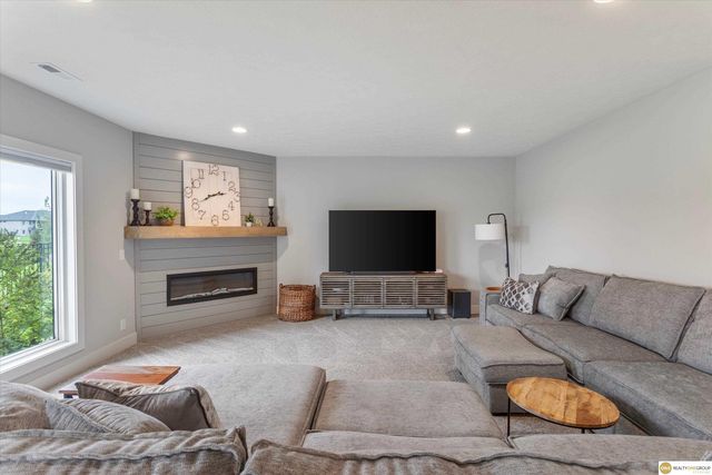 10105 S 98th Street, Papillion, NE 68046