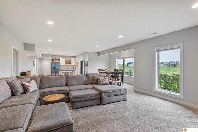 10105 S 98th Street, Papillion, NE 68046